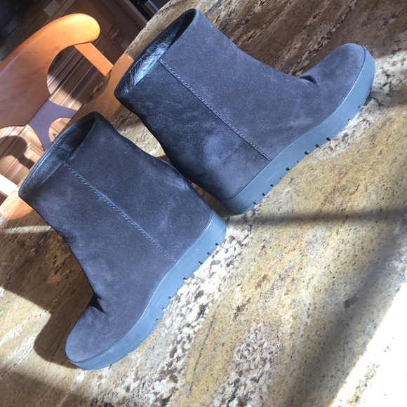 Prada size 5  suede wedge booties. Great condition - Picture 3 of 8
